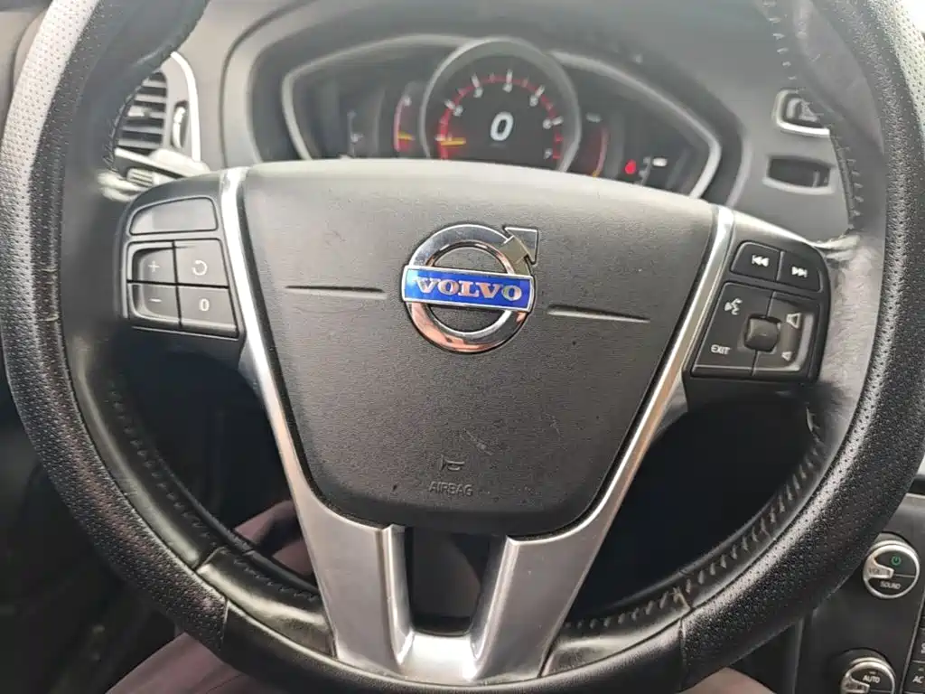 Volvo V40 2015 — фото 11