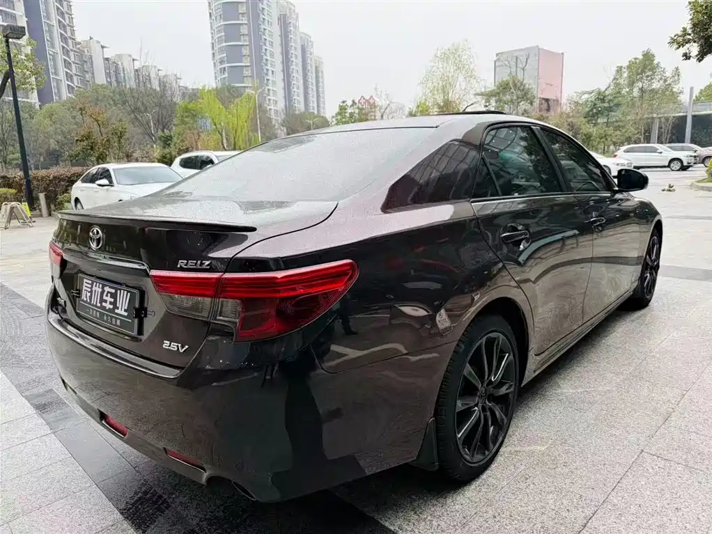 Toyota Reiz 2015