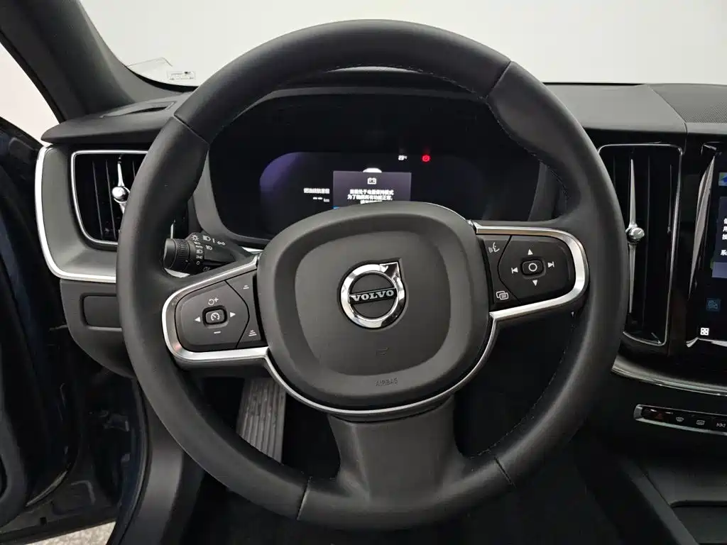Volvo XC60 2023 — фото 11