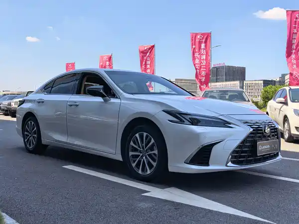 Lexus ES 2025