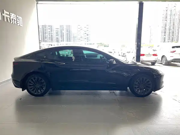Tesla Model 3 2024