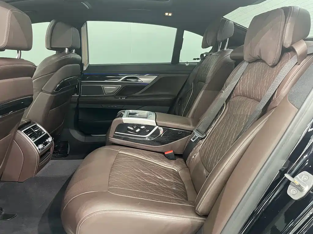 BMW 7 Series 2020 — фото 16