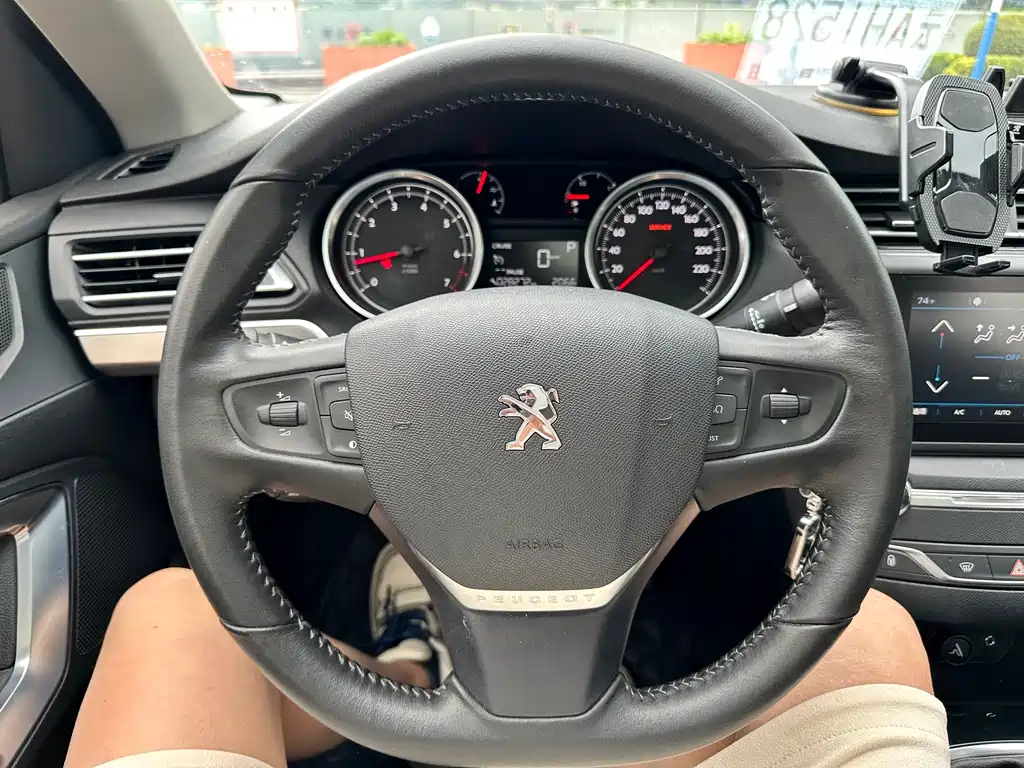 Peugeot 408 2018 — фото 12