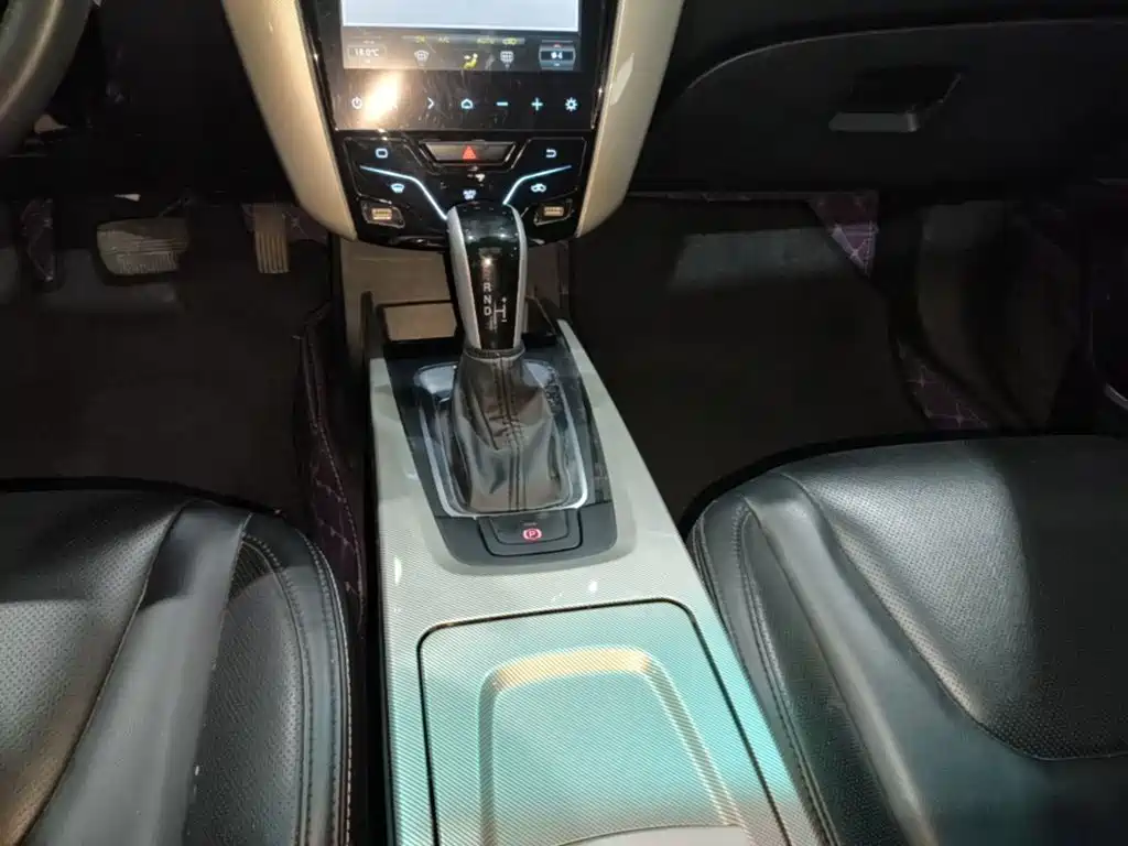 Luxgen You6 SUV 2018 — фото 14