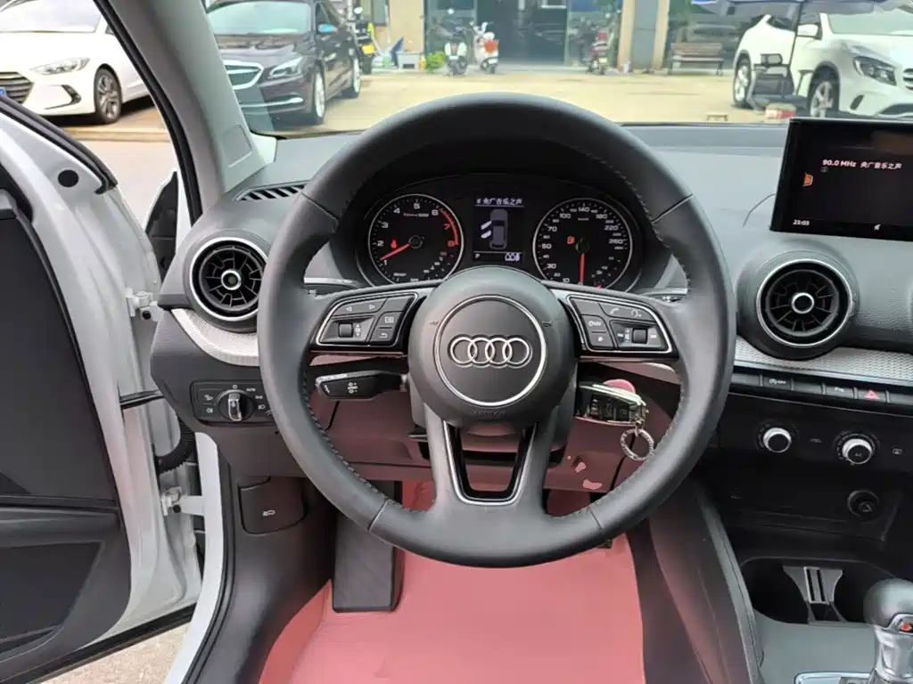 Audi Q2L 2020 — фото 11