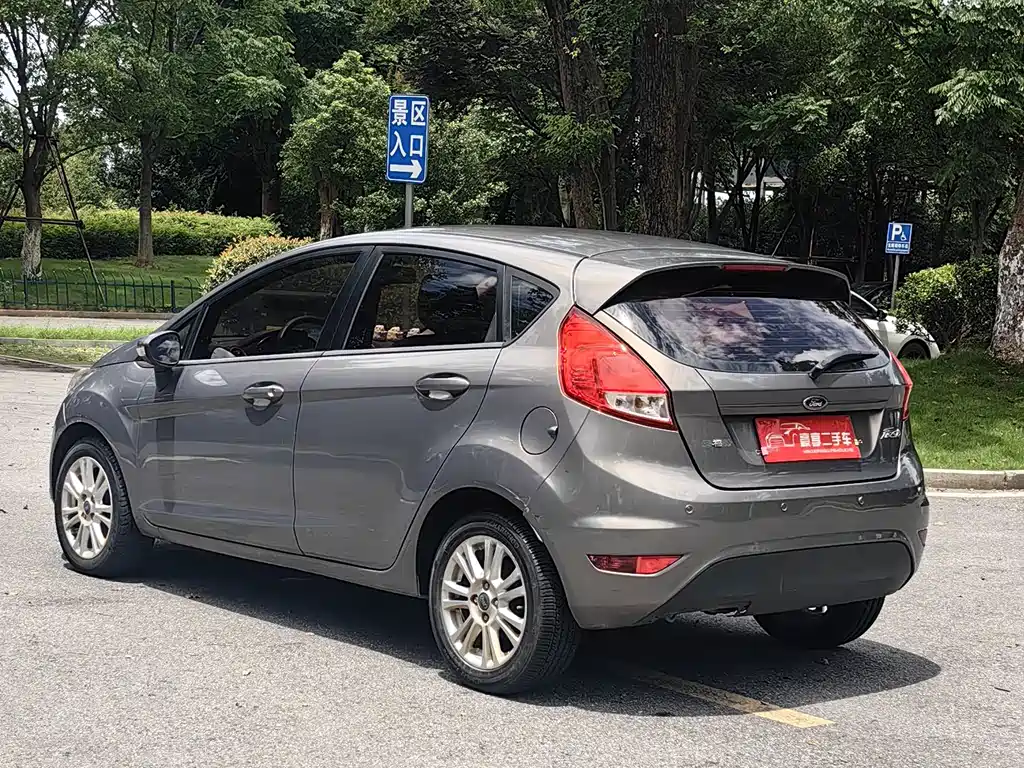 Ford Fiesta 2015 — фото 11