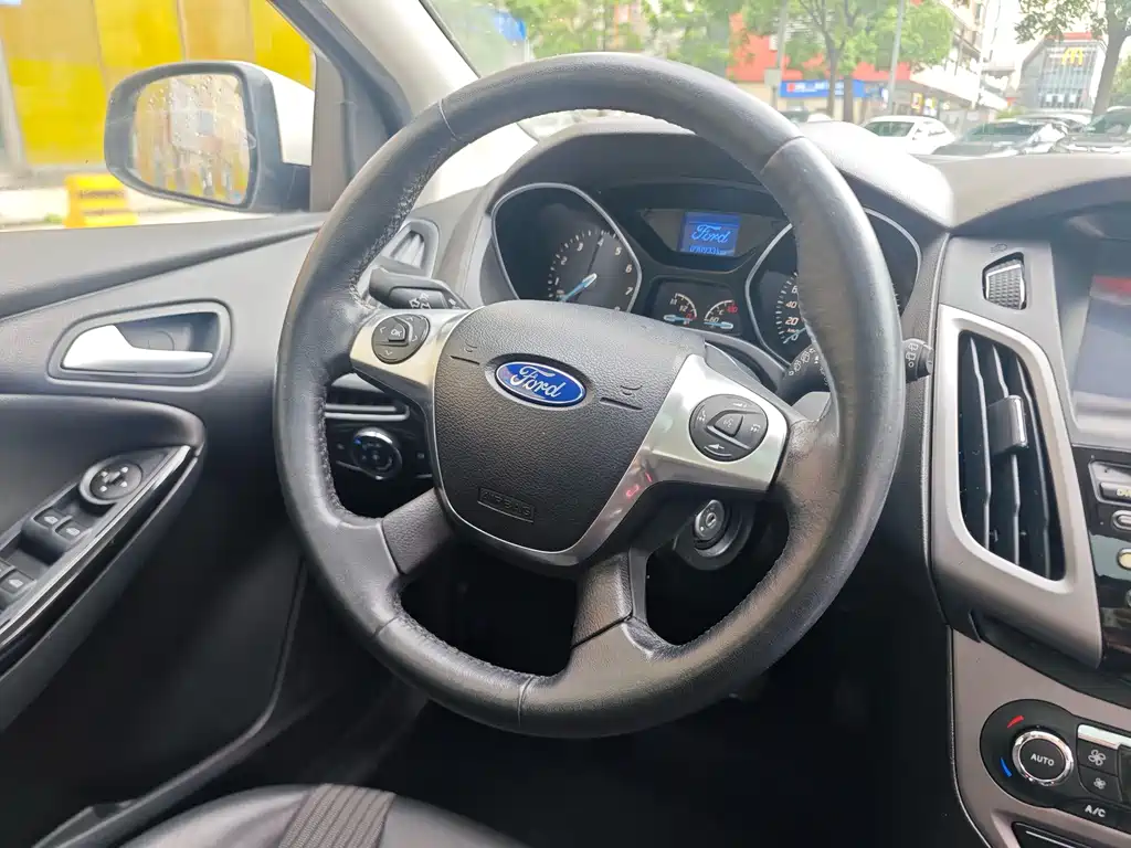 Ford Focus 2015 — фото 15