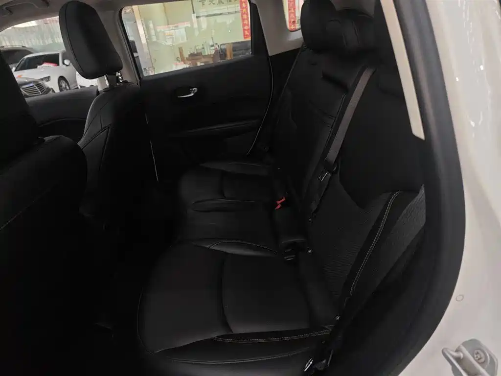 Jeep Compass 2017 — фото 13