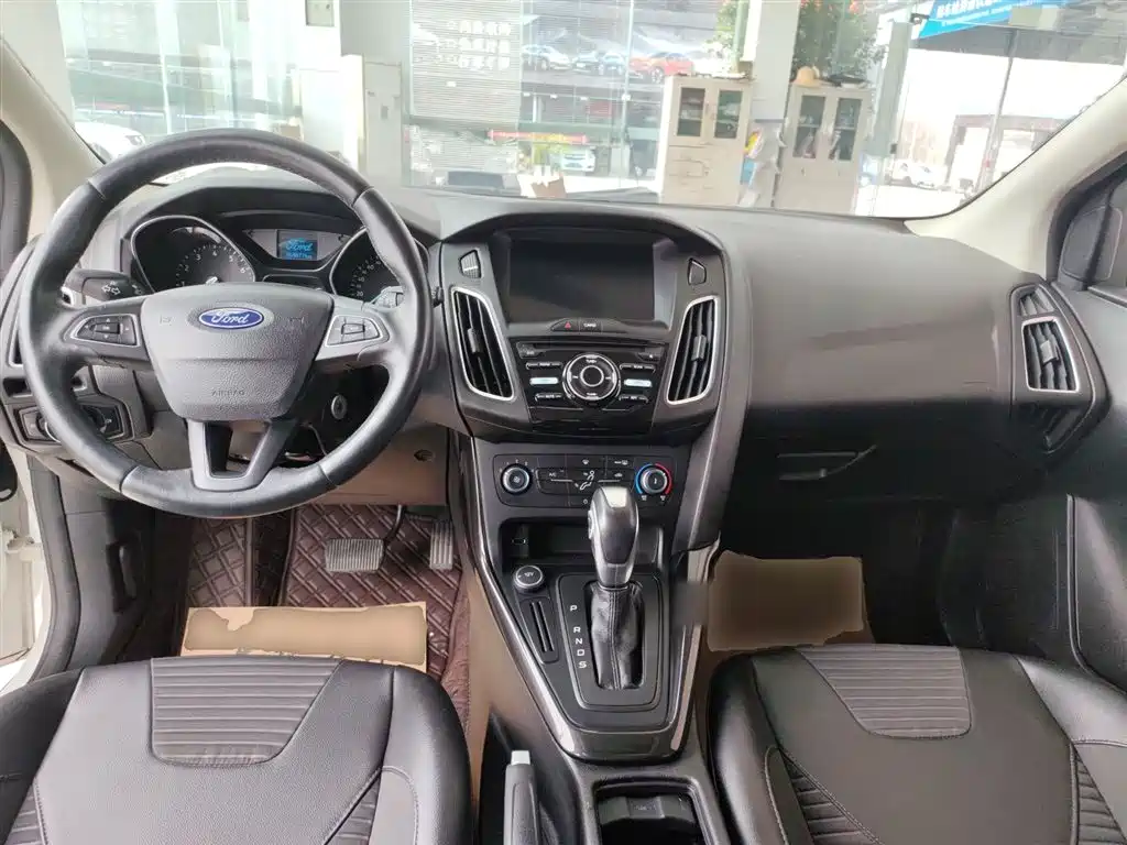 Ford Focus 2018 — фото 10