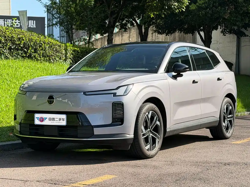 Volvo XC70 Plug-In Hybrid 2025 — фото 1