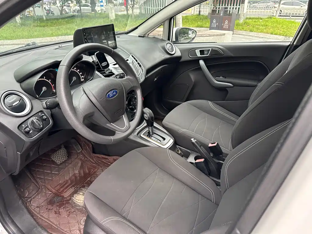 Ford Fiesta 2013 — фото 15