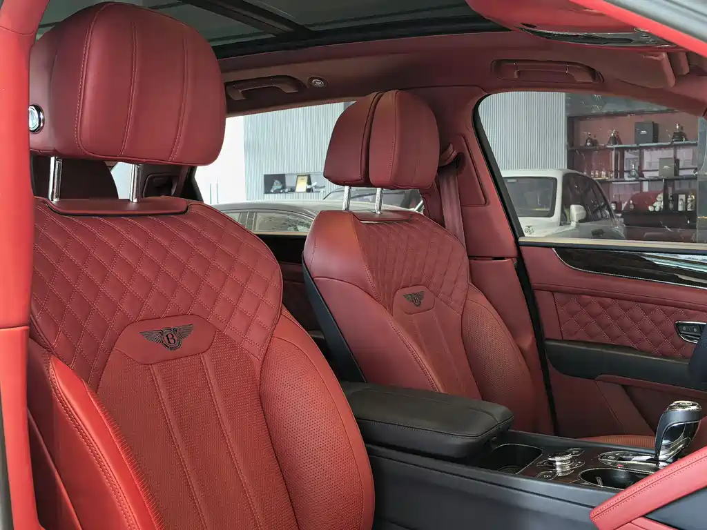 Bentley Bentayga 2023 — фото 12