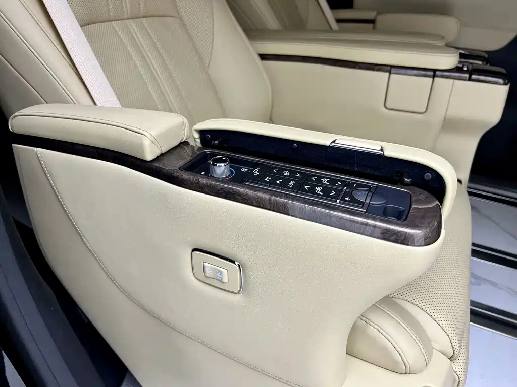 Toyota Alphard 2023 — фото 23