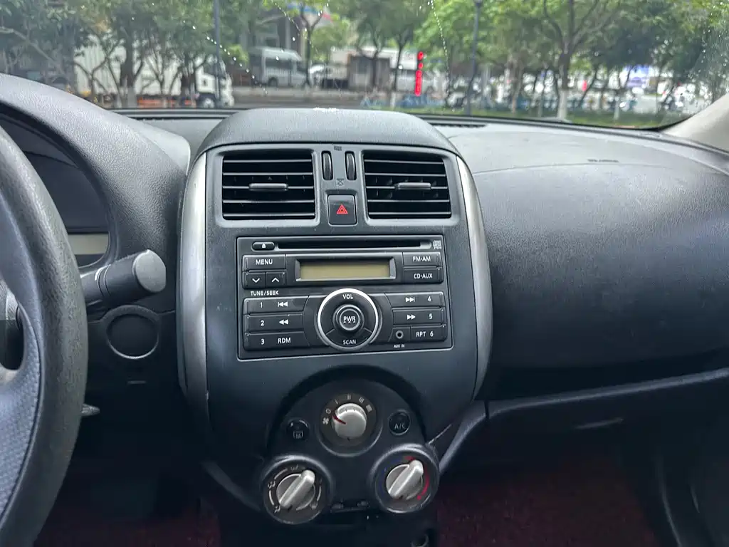 Nissan Sunny 2012 — фото 11