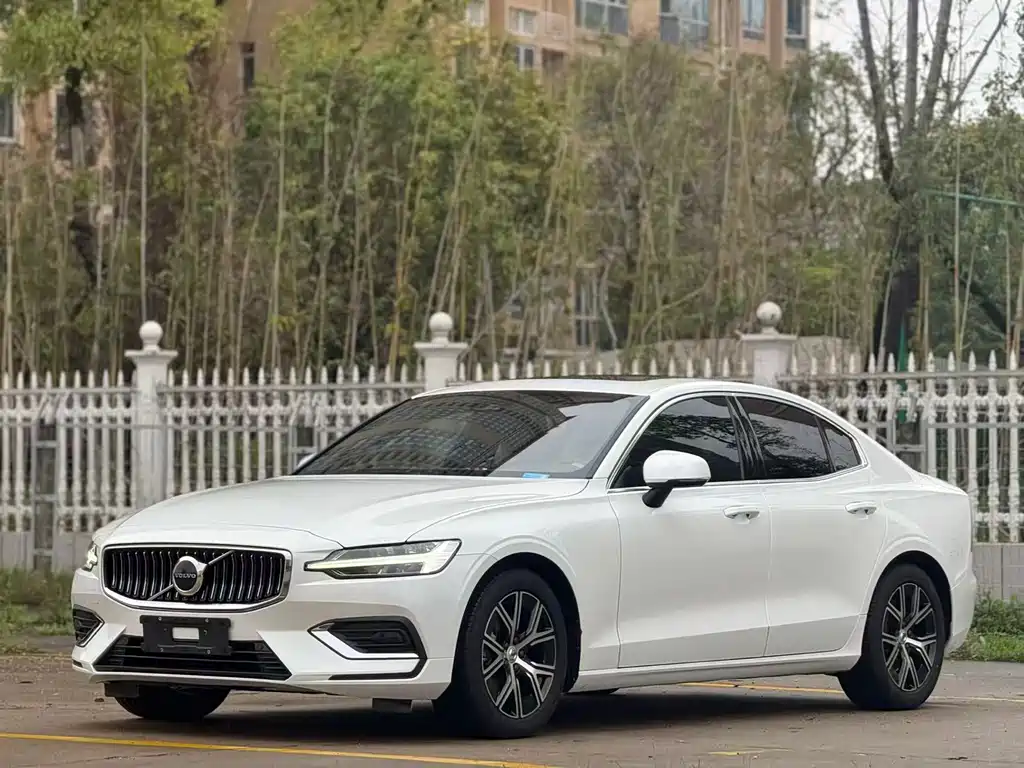 Volvo S60 2024 — фото 1