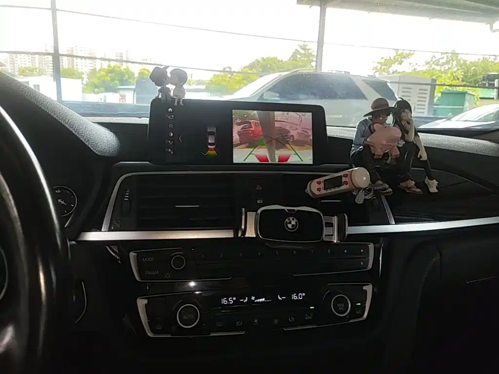 BMW 3 Series 2018 — фото 13