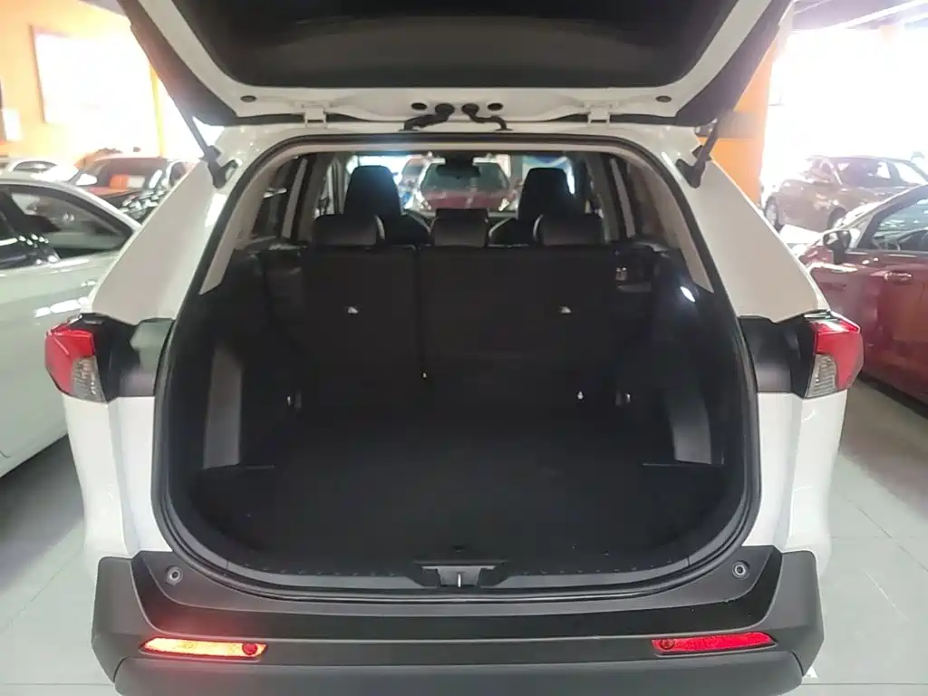 Toyota RAV4 2024 — фото 19