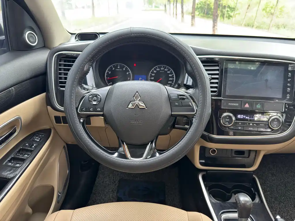 Mitsubishi Outlander 2017 — фото 11