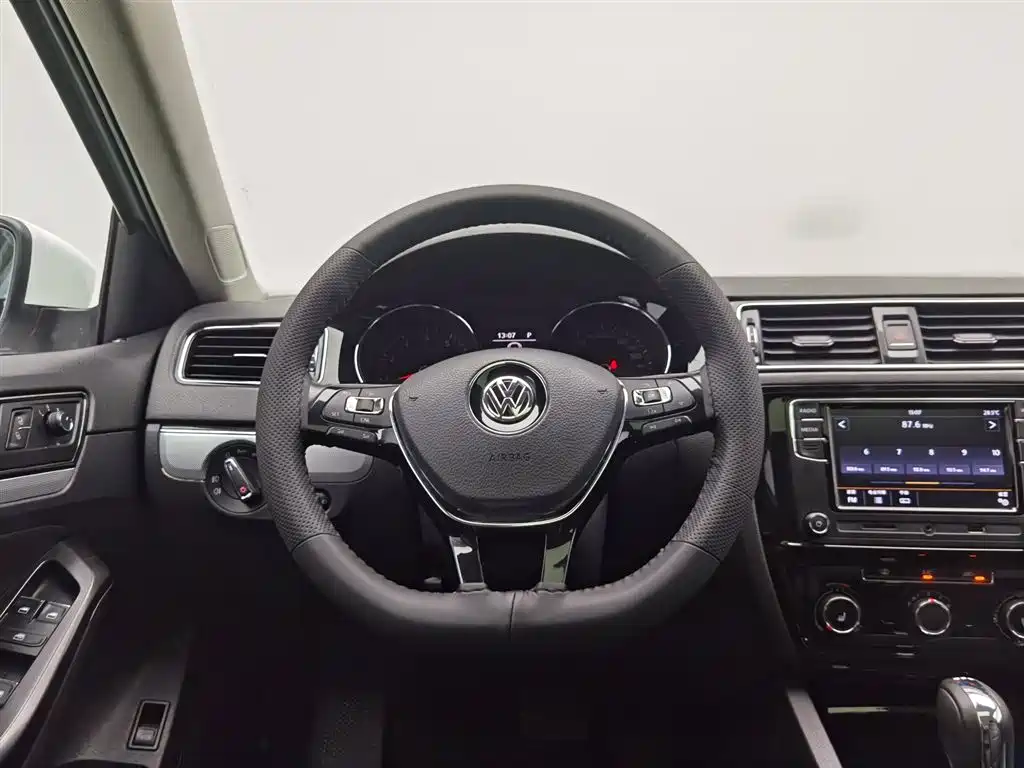 Volkswagen Sagitar 2018 — фото 11