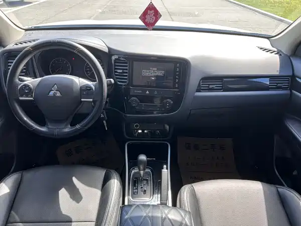 Mitsubishi Outlander 2023