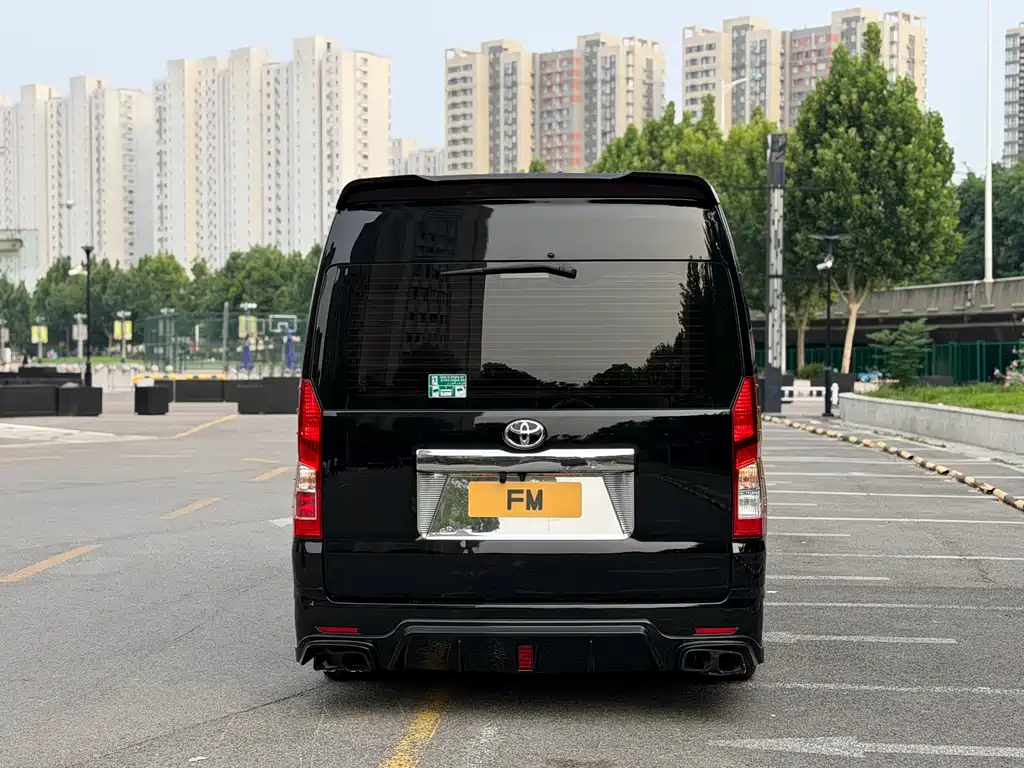 Toyota Hiace 2023 — фото 24