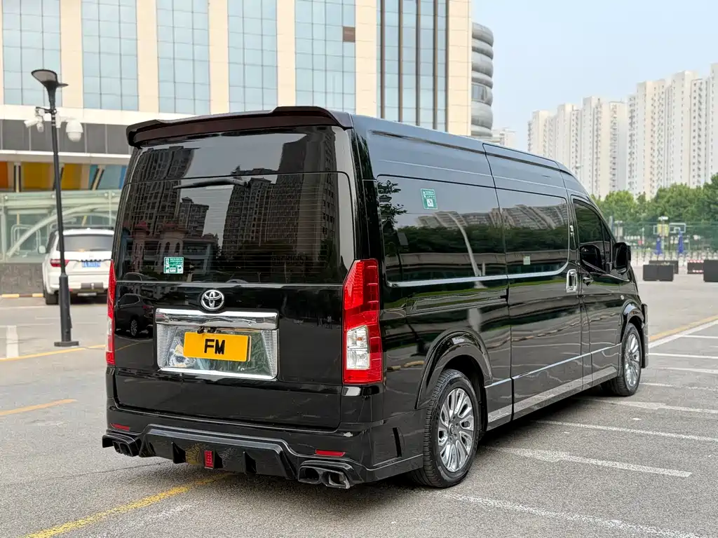 Toyota Hiace 2023 — фото 22