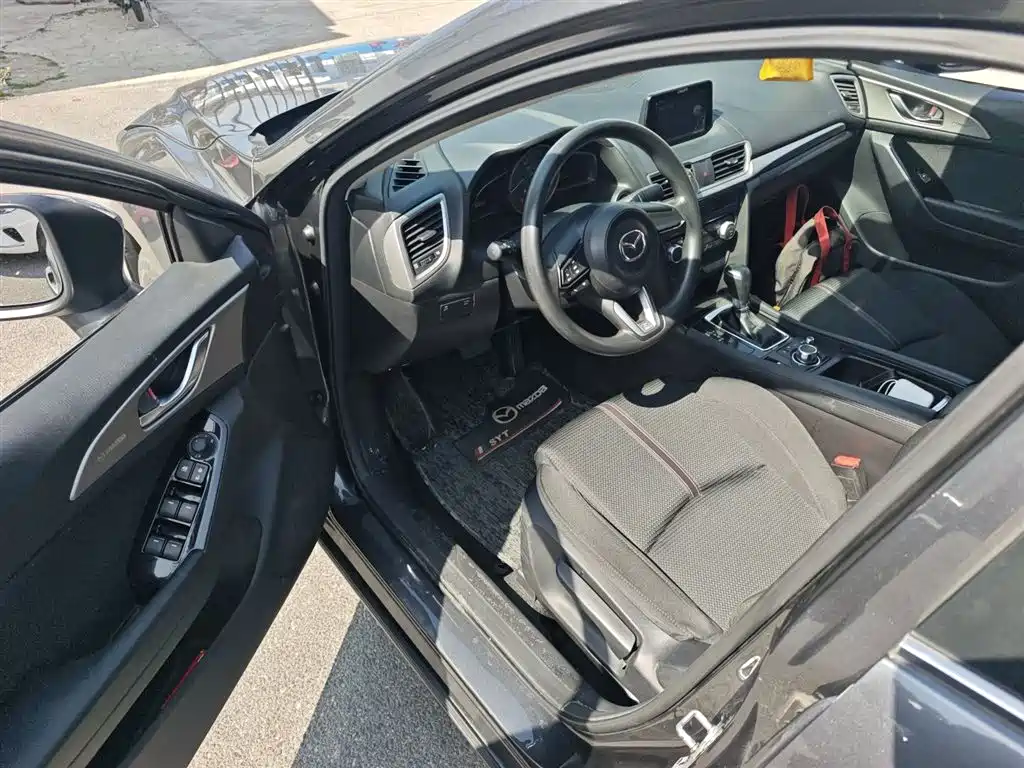 Mazda 3 Axela 2019 — фото 16