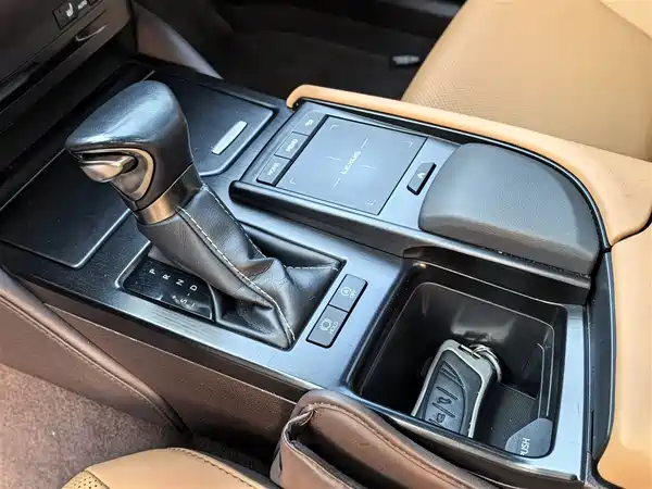 Lexus ES 2020