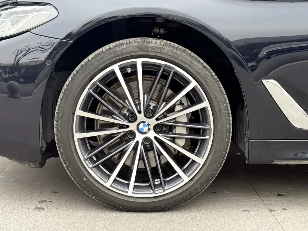 BMW 5 Series 2023 — фото 10