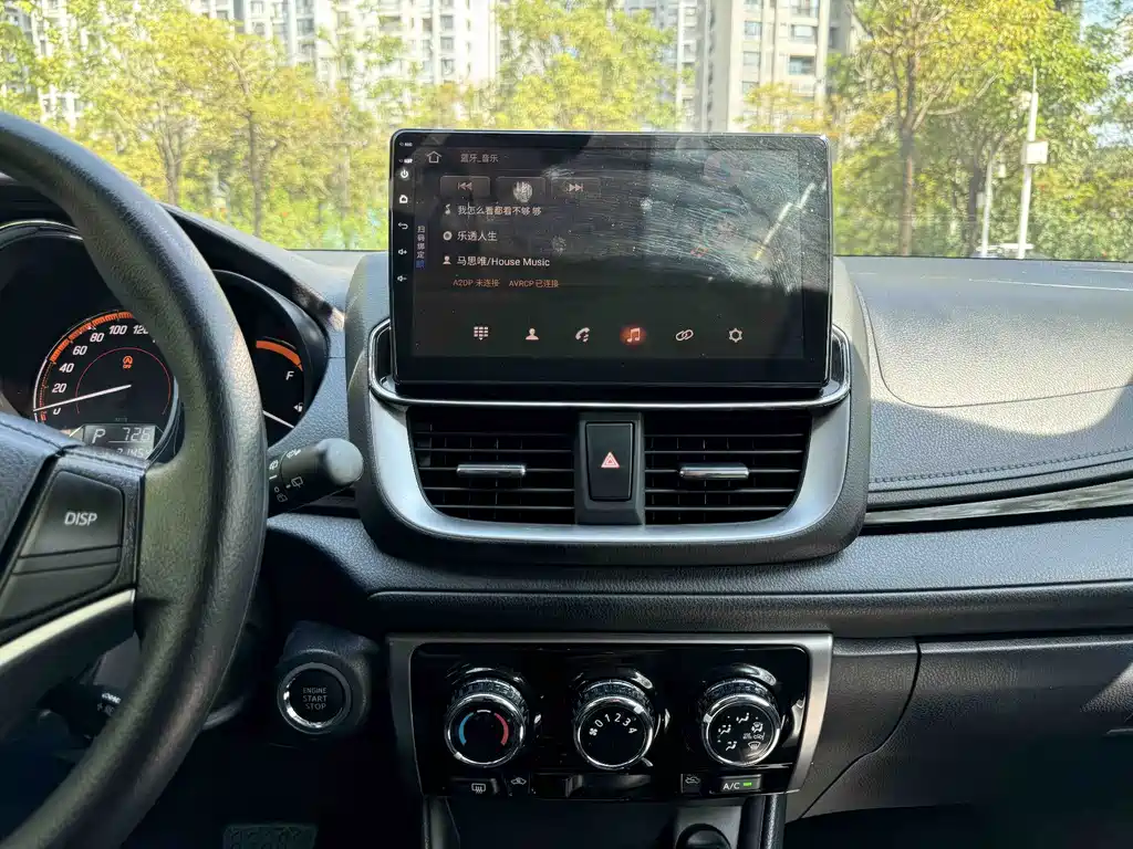 Toyota Yaris L 2023 — фото 13