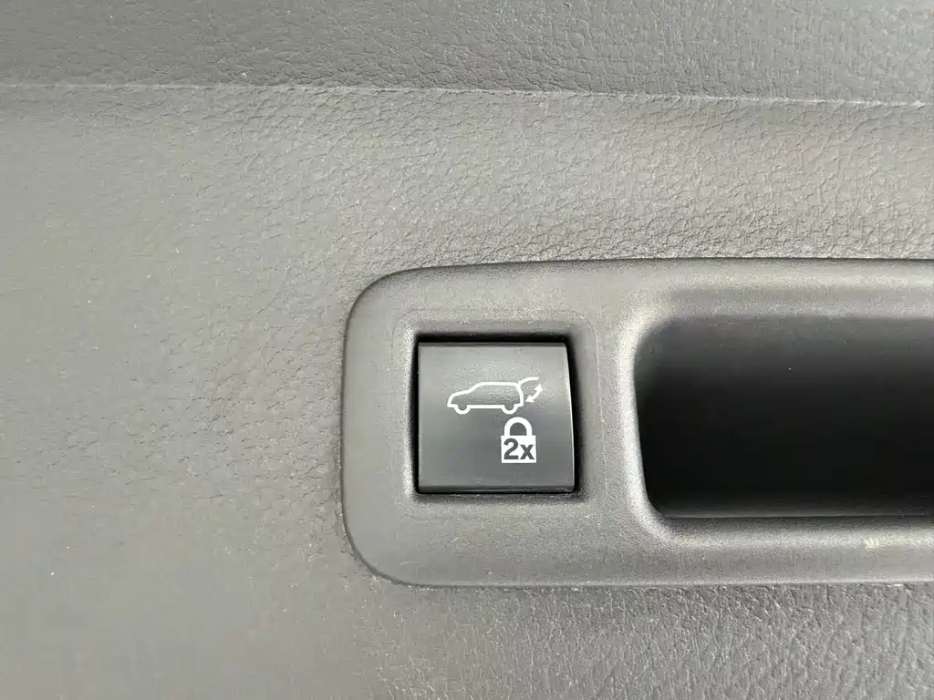 Toyota Sienna 2023 — фото 19