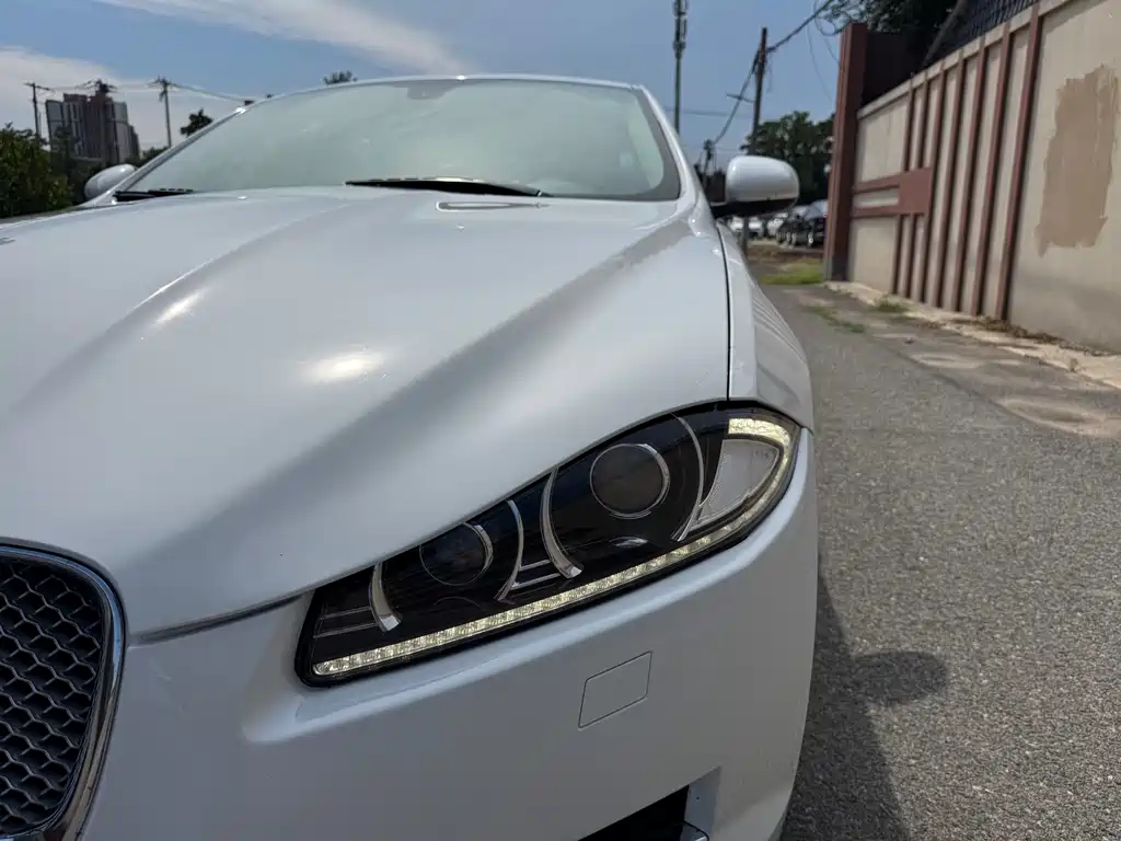 Jaguar XF 2013 — фото 23