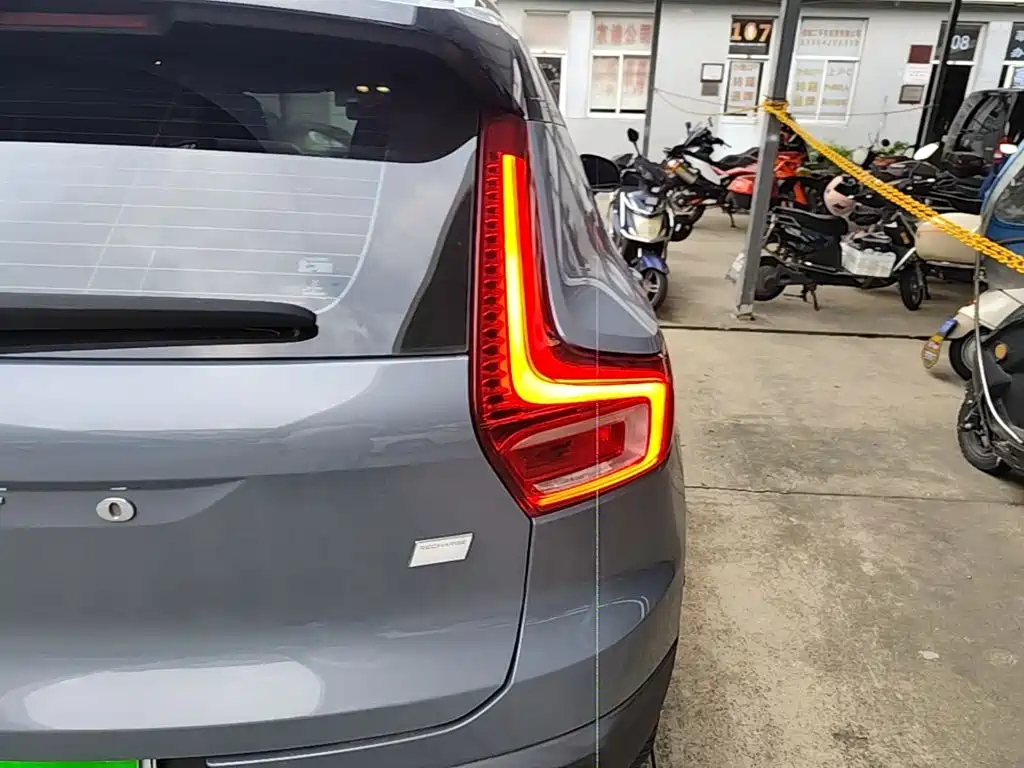Volvo XC40 New Energy 2022 — фото 8