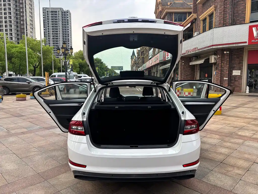 Skoda Octavia 2018 — фото 16