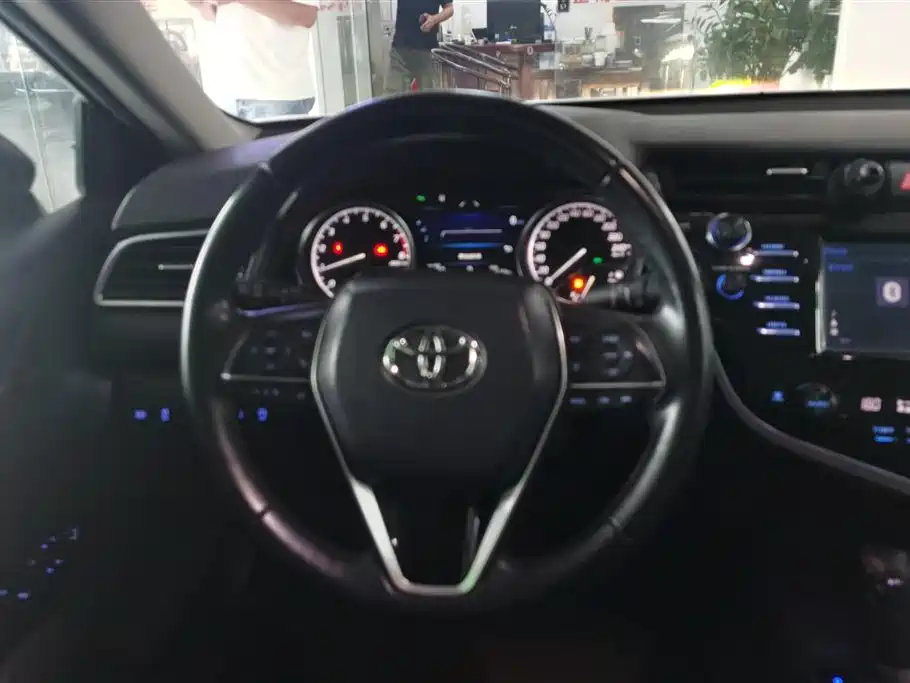 Toyota Camry 2018 — фото 15