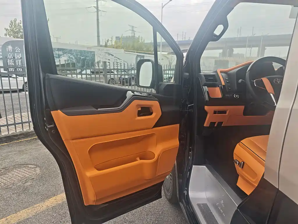 Toyota Hiace — фото 8