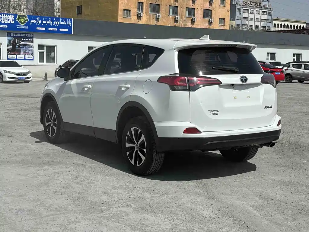 Toyota RAV4 2018 — фото 7