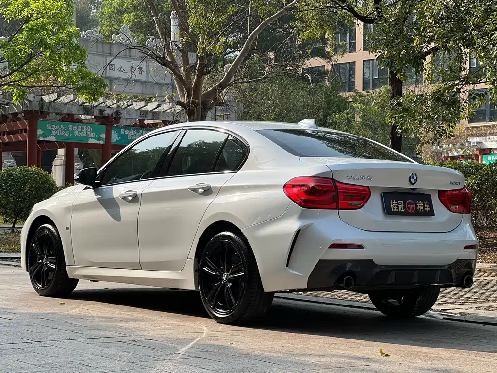 BMW 1 Series 2023 — фото 15