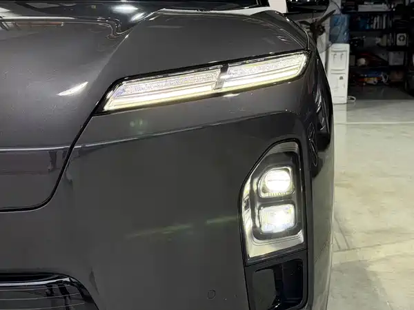NIO ES8 2025