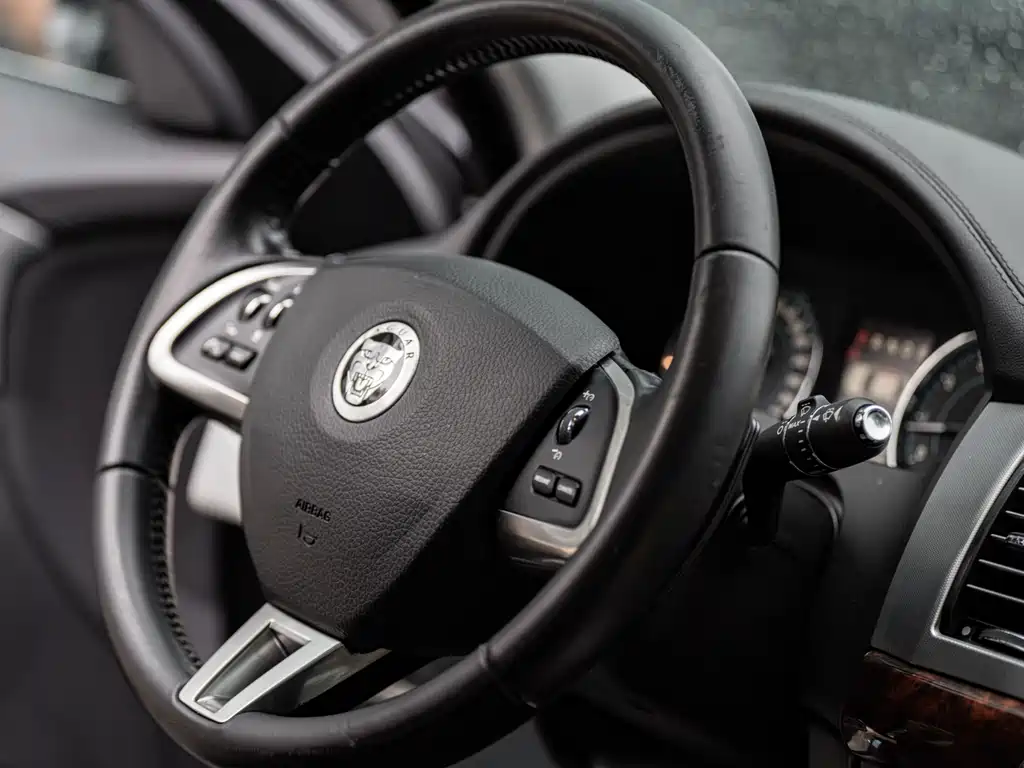 Jaguar XF 2011 — фото 15
