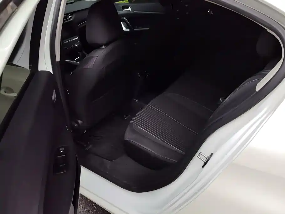 Peugeot 408 2015 — фото 11
