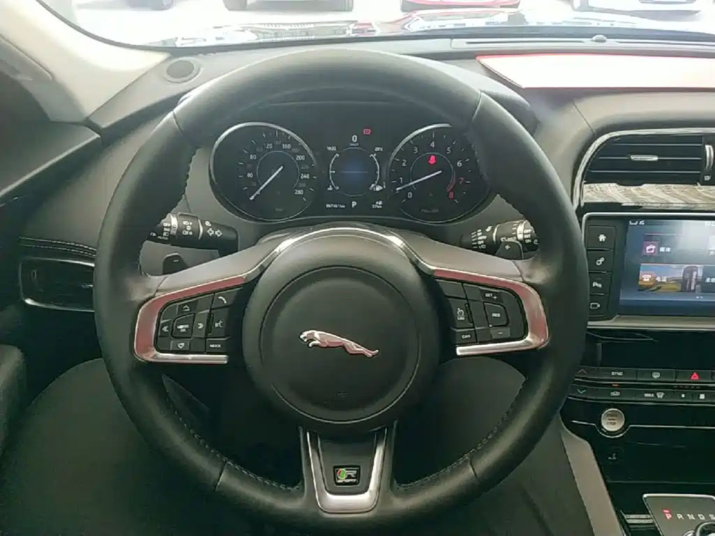 Jaguar F-PACE 2016 — фото 11