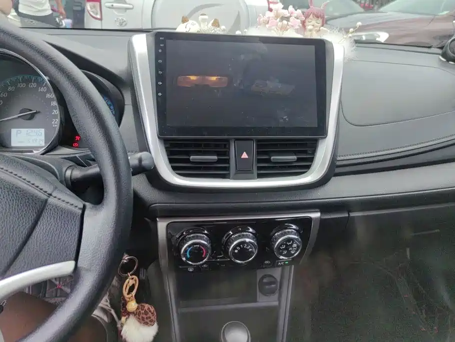 Toyota Yaris L 2017 — фото 13