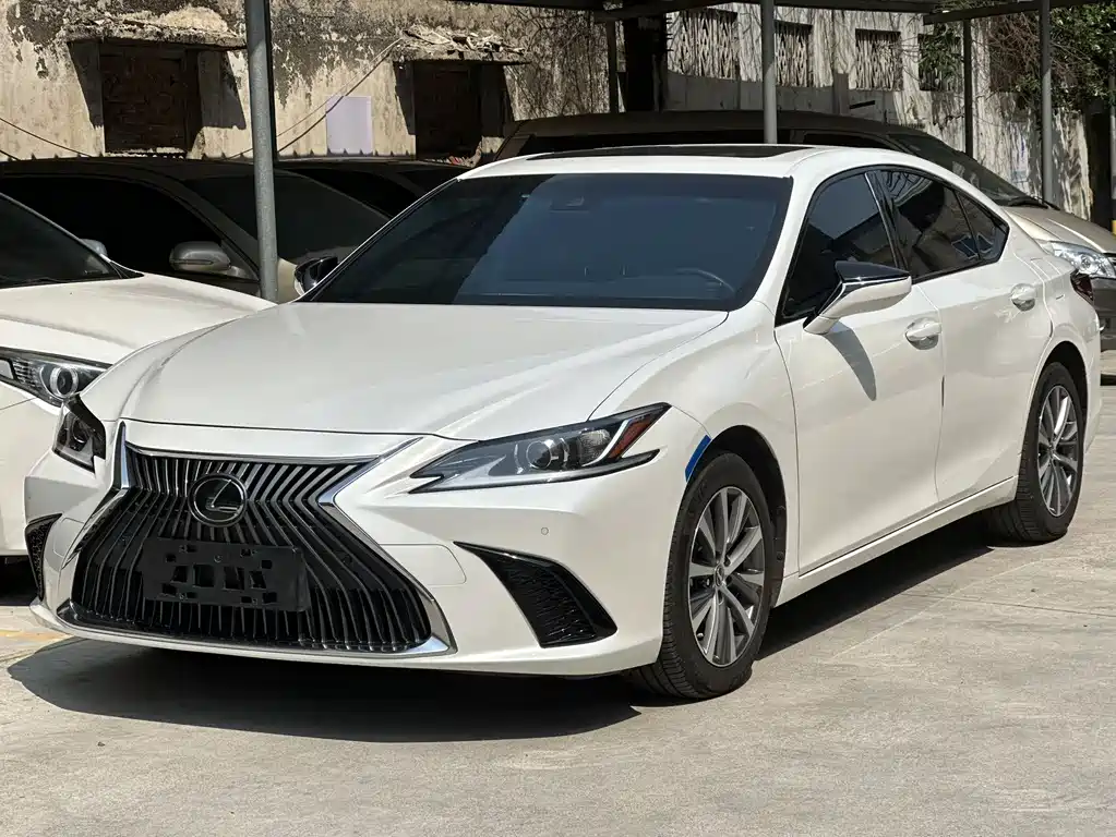Lexus ES 2021 — фото 1
