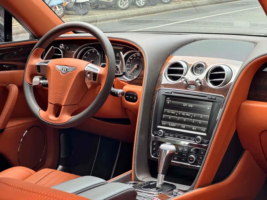 Bentley Flying Spur 2018 — фото 22