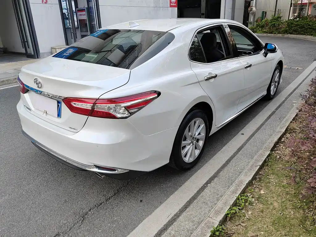 Toyota Camry 2023 — фото 6