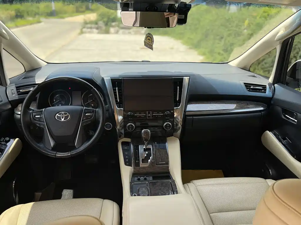 Toyota Vellfire 2022 — фото 10