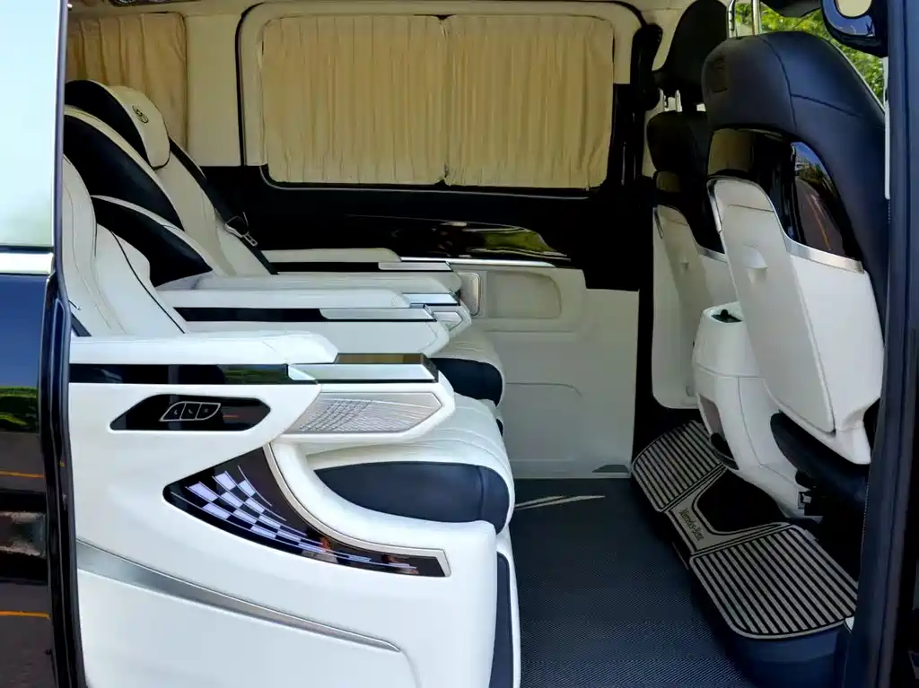 Mercedes-Benz V-Class 2023 — фото 18