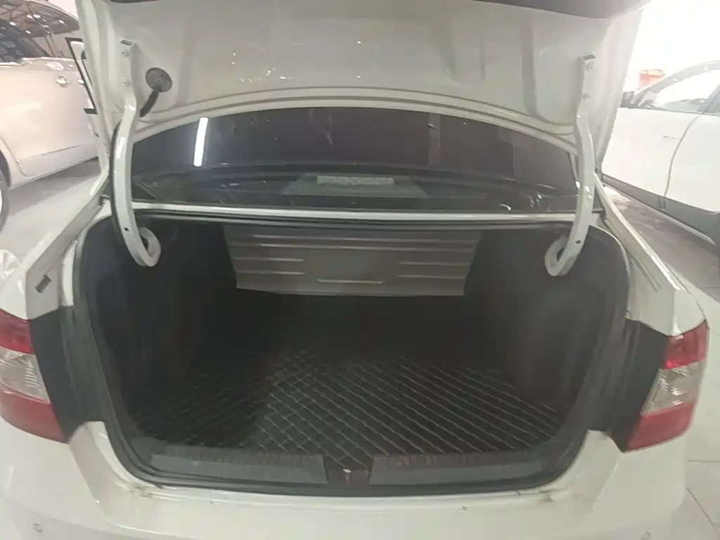 Skoda Rapid 2015 — фото 19