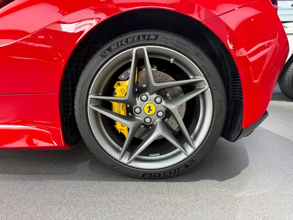 Ferrari F8 2022 — фото 16